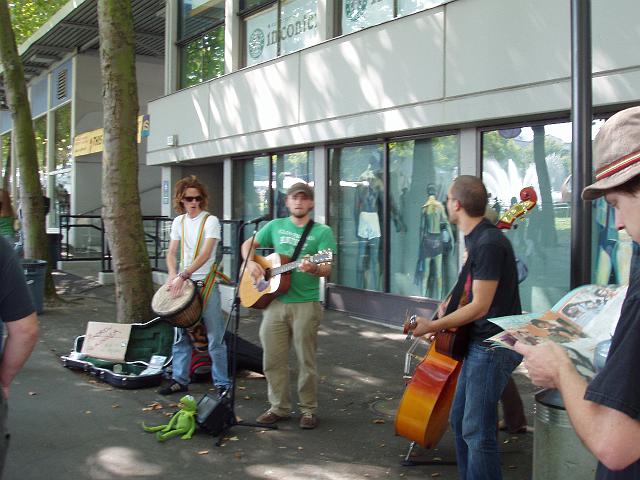 P9030073.JPG - Street performers at the festival