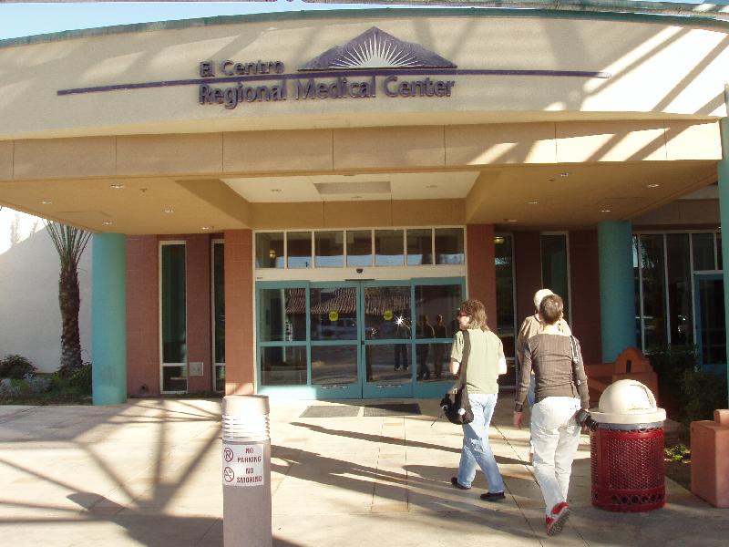 P1220022 Petra, Larry, and Robin entering the hospital