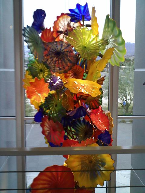 0215091646.jpg - At the Imago gallery, a large glass sculpture by Dale Chihuly, the master