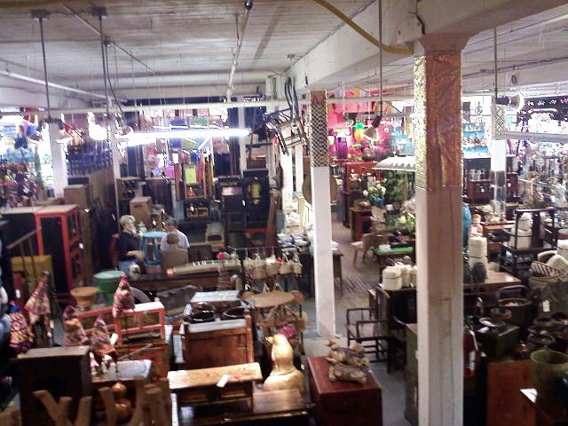 0627091325.jpg - A big "junk store'