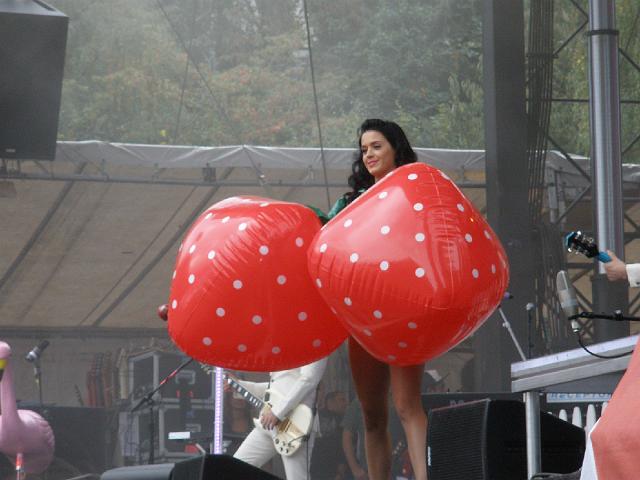 P9051756.JPG - Katy Perry and her giant strawberries