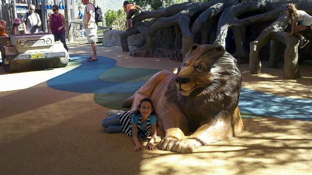 2011-04-27_15-40-17_101.jpg - Safari Park - Josephine and the lion