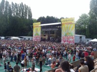 P9060106 The crowd and Toots and the Maytals